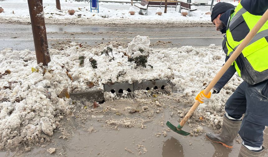 Yağmur Suyu Izgara Önleri Temizleniyor