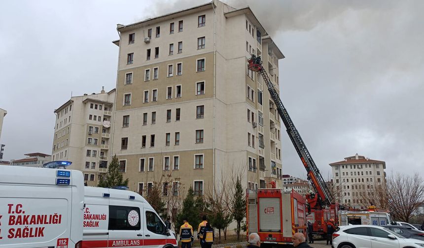 8 katlı binada çatı yangını: Mahsur kalanlar var