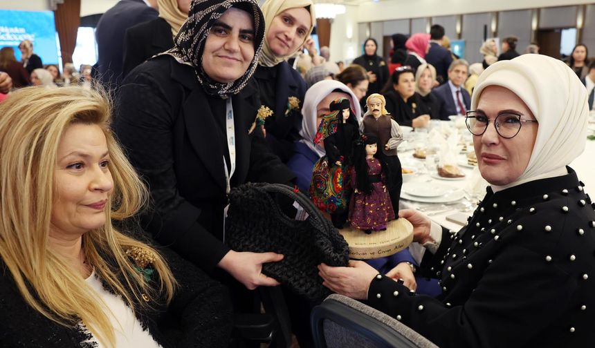 Ak Parti Kadın Kolları Başkanı Aksoy’dan Anlamlı Hediye