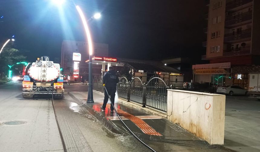 Batman’da Gece Mesaisiyle Temizlik Çalışmaları Sürüyor