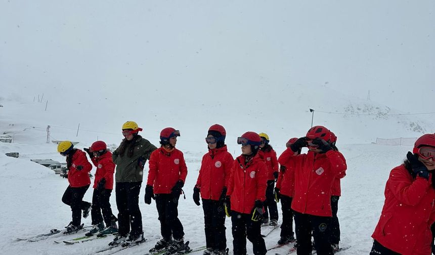 Batmanlı Gençler Hakkâri’de Zirveye Çıktı