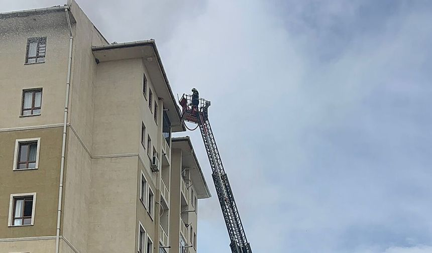 Emekli TOKİ’de Çatı Yangını: 20 Kişi Dumandan Etkilendi
