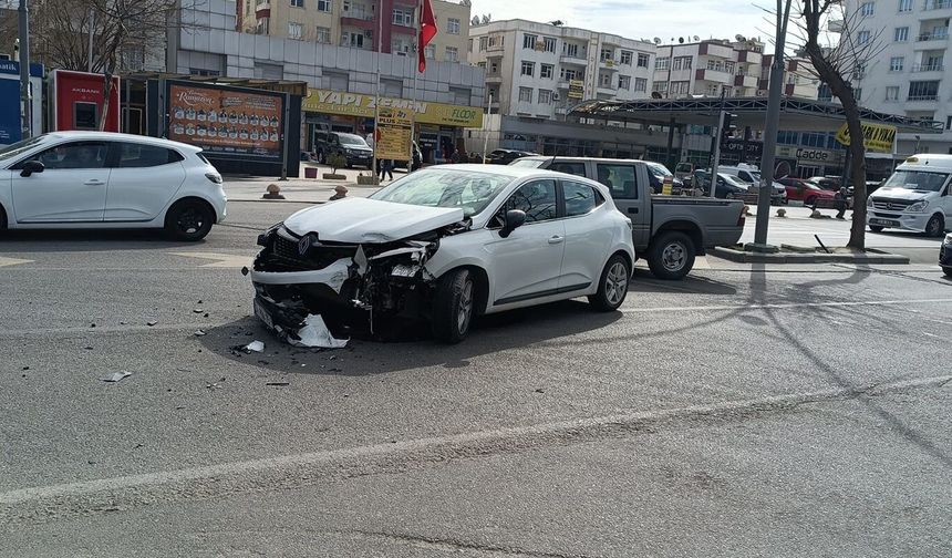 Emniyet Kavşağı’nda Kaza: İki Otomobil Çarpıştı
