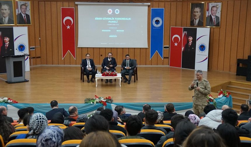 Gençler Dijital Tuzaklara Karşı Uyarıldı