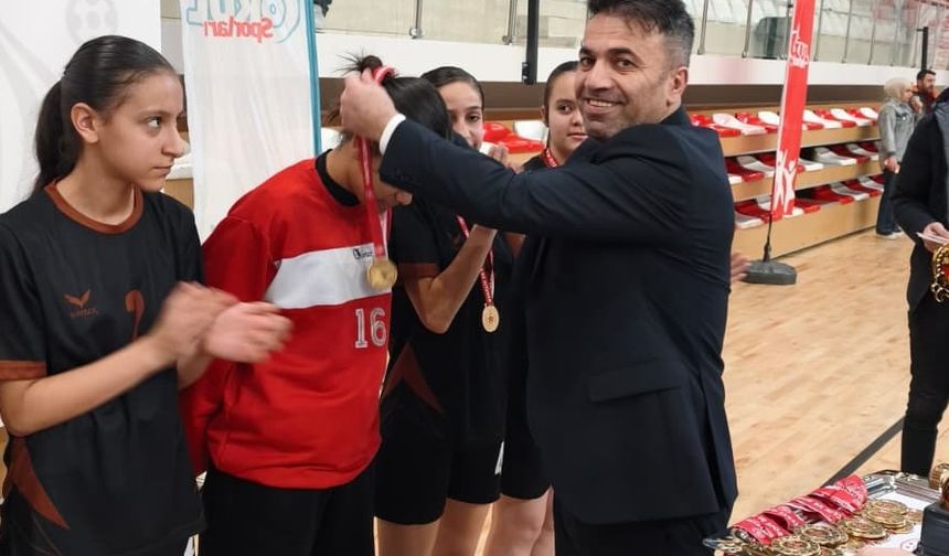 Hentbolda Yarı Final Şampiyonları Belli Oldu