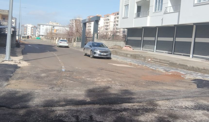 KAR VE YAĞMUR SONRASI HASAR GÖREN YOLLAR ONARILIYOR