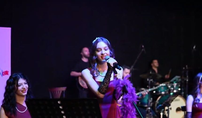 Nostalji Dolu Gecede Salon Tıklım Tıklım