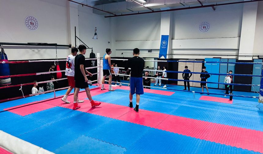 140 Boks Sporcusu Salonu Yumruklarıyla Sallıyor