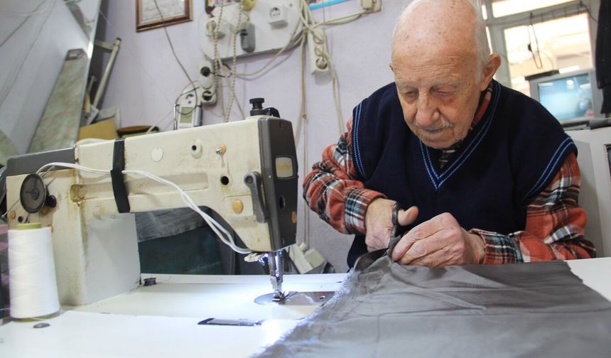 81 yaşındaki terzi mesleğinin sırrını anlattı
