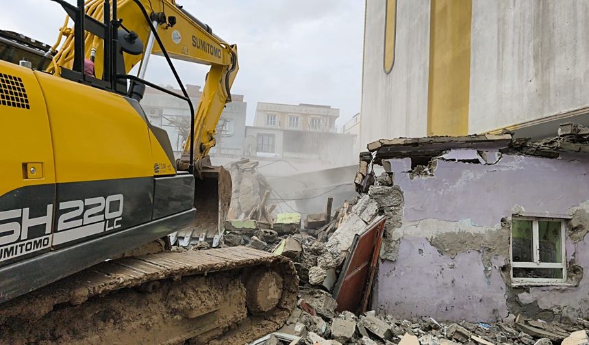 Aydınlıkevler'deki Metruk Yapı Yıkıldı