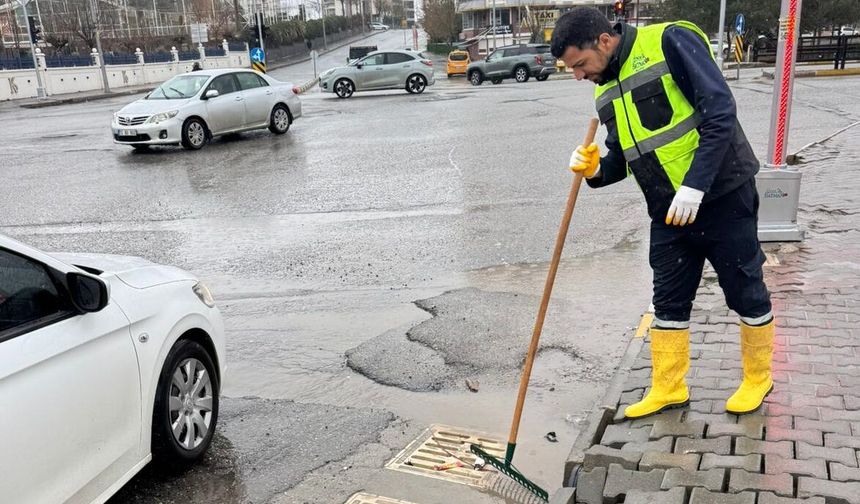 BASKİ Ekipleri Mazgalları Tek Tek Temizledi