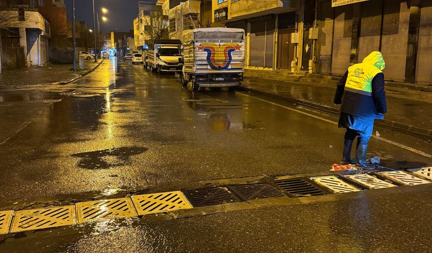 BASKİ’DEN YAĞIŞA KARŞI SAHADA YOĞUN MESAİ