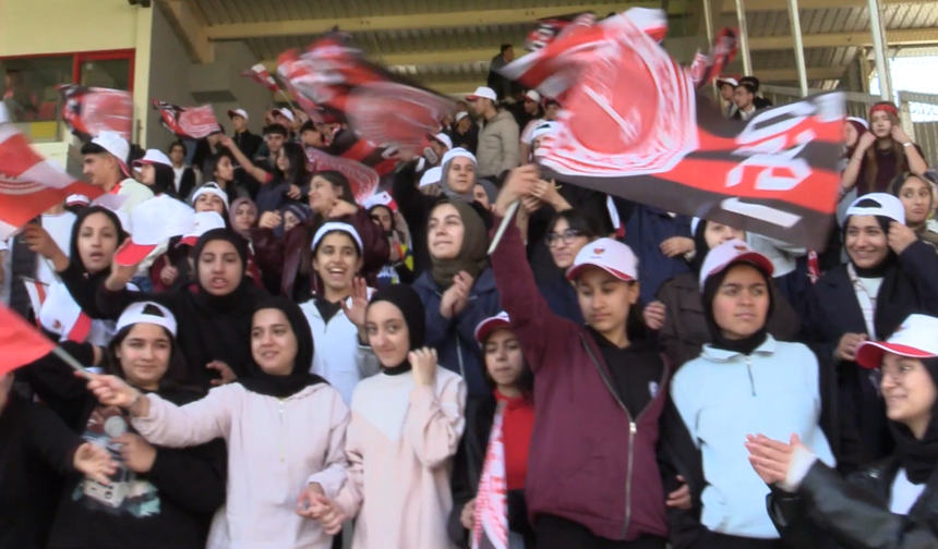 Batman’da 24 Okuldan Öğrenciler Petrolspor Maçında Buluştu
