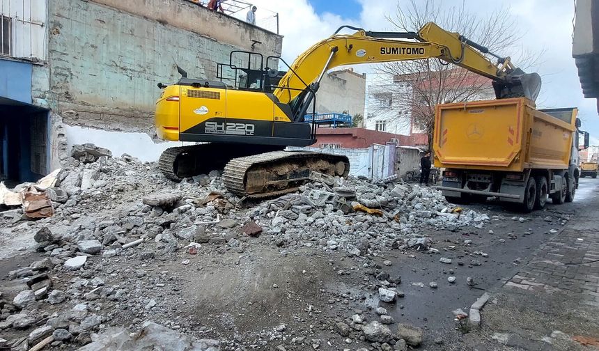 Batman’da Metruk Yapıların Yıkımı Sürüyor