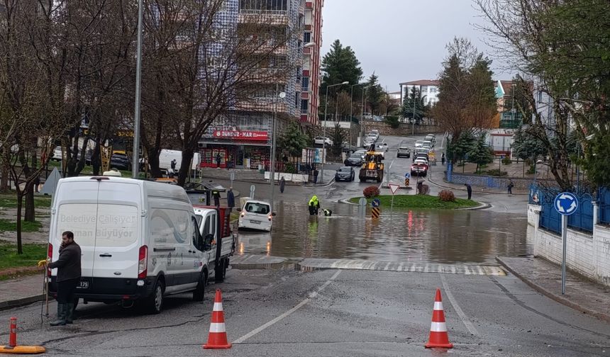 Batman’da Sokaklar Göle Döndü, Araçlar ve İş Yerleri Sular Altında!