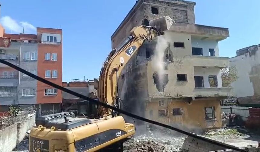 Batman’da Tehlike Saçan Metruk Yapılar Bir Bir Yıkılıyor