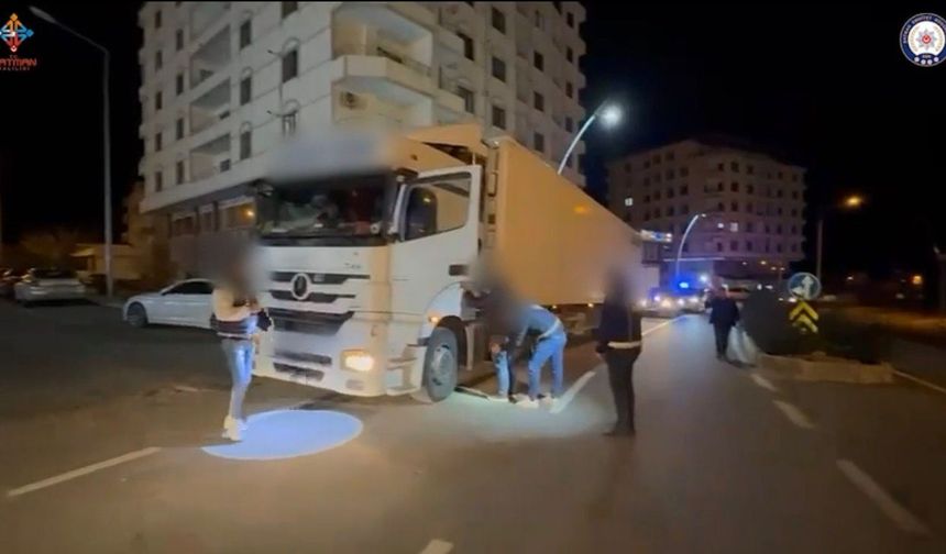 Batman’da TIR’dan 25 Kaçak Göçmen Çıktı