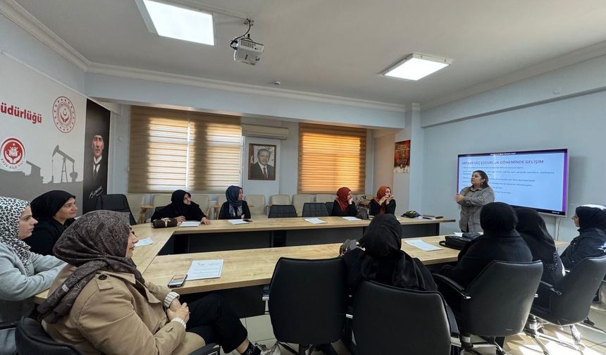 Batmanlı Ebeveynler Ergenlik Sürecini Mercek Altına Aldı