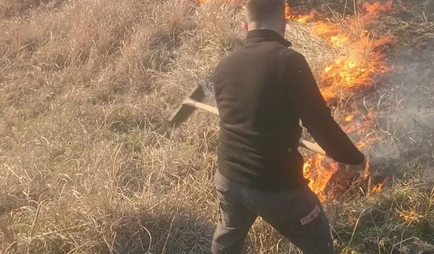 Düvecik Köyü’nde Anız Yangınına Elle Müdahale