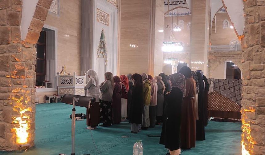 Genç yürekler teravihte buluştu