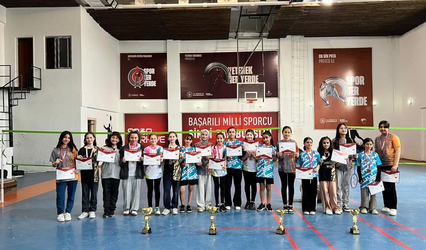 GÜLTEPE ORTAOKULU BADMİNTON ŞAMPİYONU