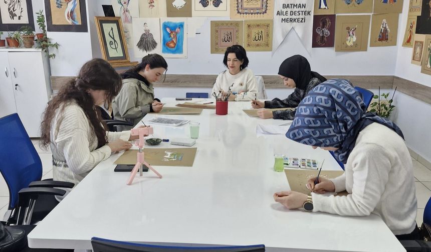 Kadınlar Tezhip Sanatıyla Hem Sosyalleşiyor Hem Üretiyor