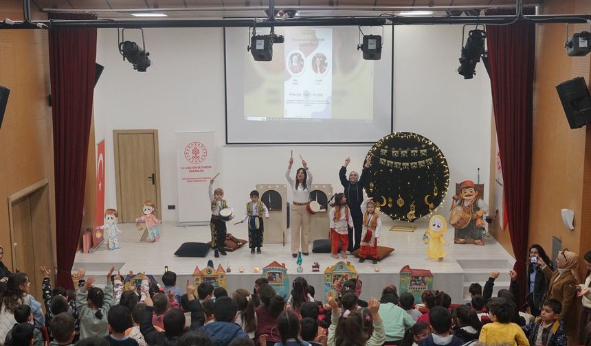 Kuklalar Sahnede, Minikler Neşede