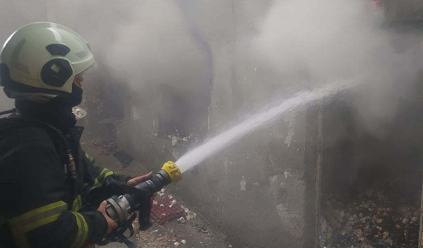 Metruk evde çıkan yangın paniğe neden oldu