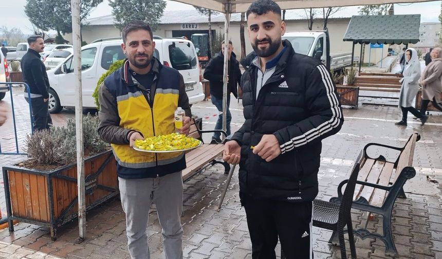 Mezarlıklarda Bayram Ziyaretçilerine Şeker Ve Kolonya İkramı