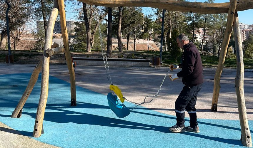 Parklarda Genel Bakım Çalışmaları Devam Ediyor