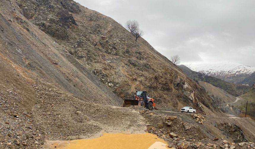 Sason’da Heyelan: Kapanan Yollar Seferberlikle Açılıyor