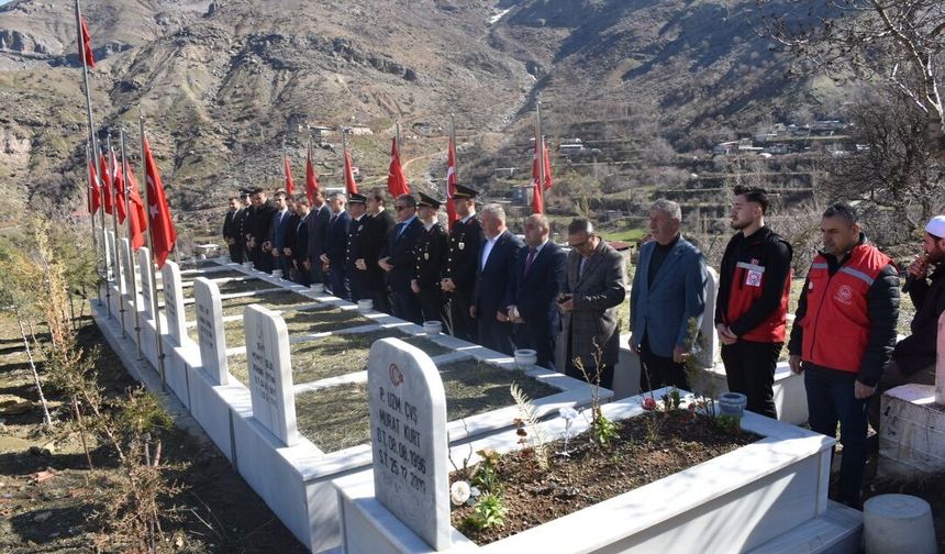 Şehitlikte Yürekleri Burkan Ziyaret