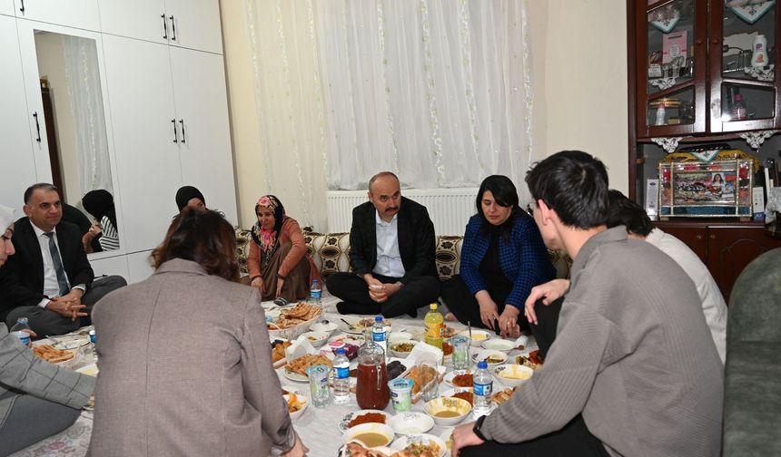 Vali Ekrem Canalp Toru Ailesinin İftarına Konuk Oldu