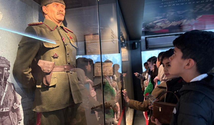 1915 Ruhu Batman’da Canlandı: Çanakkale Mobil Müzesi Yoğun İlgi Gördü