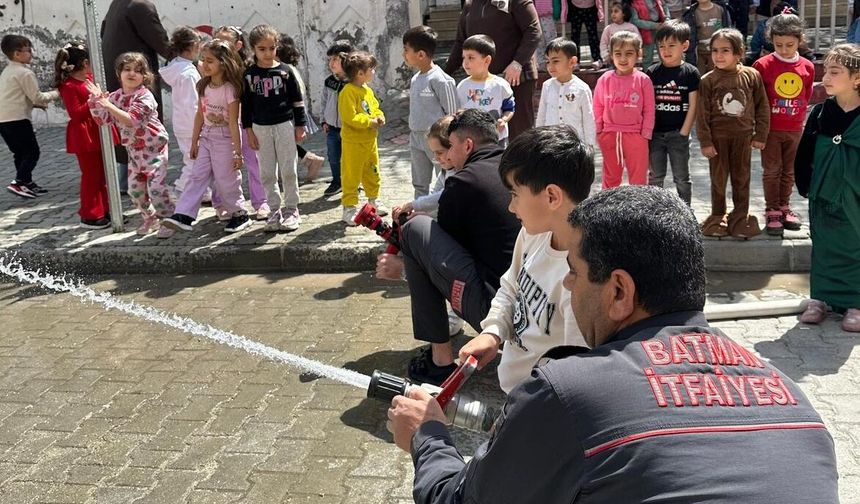 70 ÖĞRENCİ HEYECANLA YANGIN SÖNDÜRDÜ