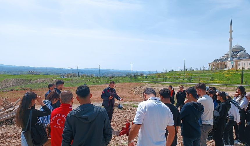 Alevlere Karşı Hazırlar mı? 32 Öğrenci Yangınla Mücadeleyi Yerinde Öğrendi