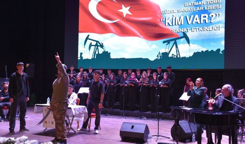 Batman’da Öğrenciler Sahneyi Ünlü Sanatçıyla Paylaştı, Alkışlar Susmadı!