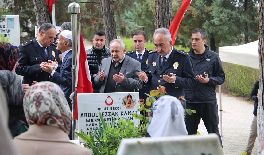 Batman’da Şehitler Dualarla Anıldı, Kabirlerine Karanfil Bırakıldı