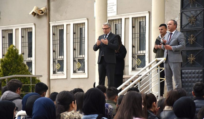 İluh Anadolu Lisesi’nde Anlamlı Tören: Şehitler İçin Tek Yürek!