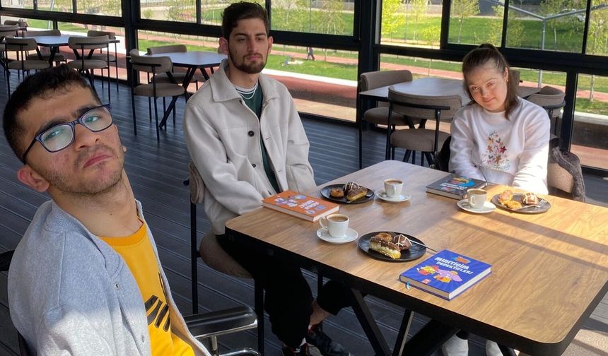 Kahve Kokusu ve Kitap Sayfaları Arasında Engeller Aşılıyor!