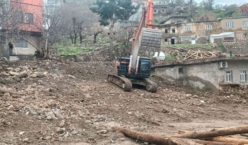 Kozluk’ta Bozulan Yollar Onarılıyor, Metruk Yapılar Yıkılıyor