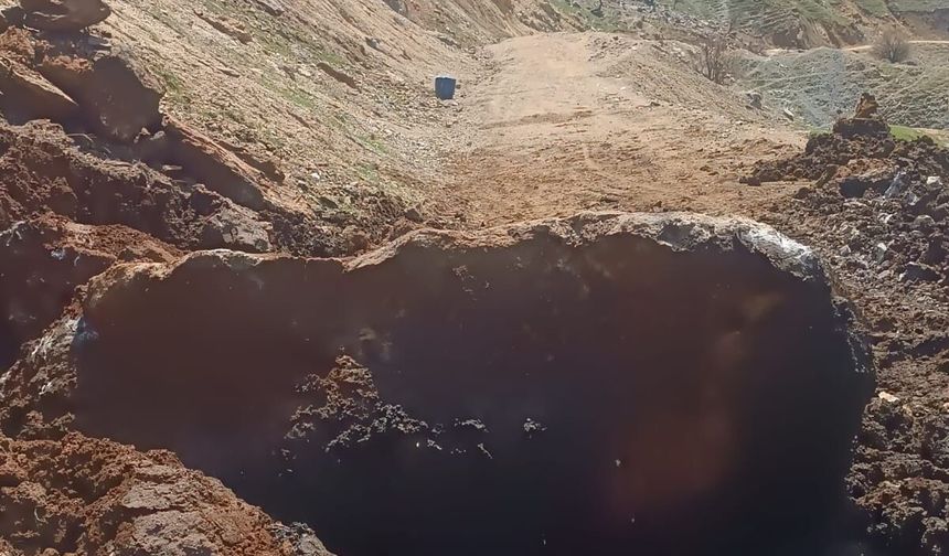 Kozluk’ta dev kayalar yolu kapattı: Ekipler seferber oldu!
