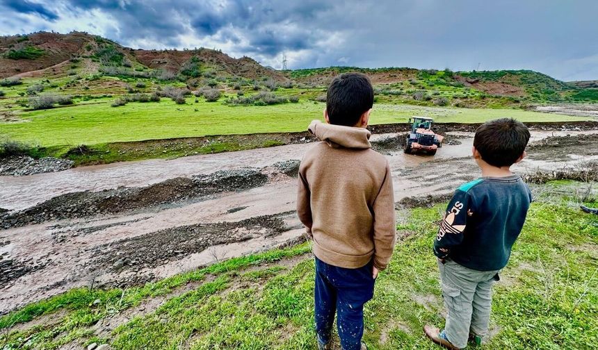 Kozluk’ta Sağanak Sonrası Seferberlik: Yollar Açılıyor, Hasar Gideriliyor
