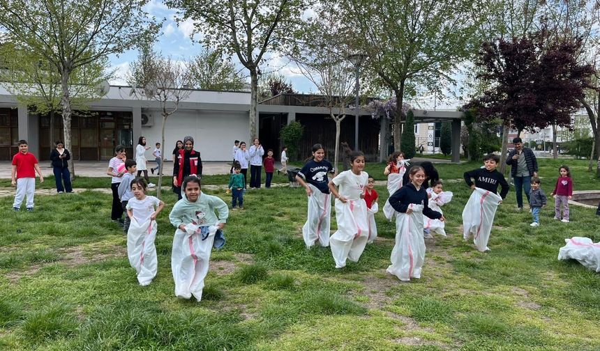 Millet Bahçesinde Neşe Dolu Anlar
