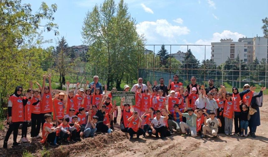 Minik Eller 30 Fidanı Toprakla Buluşturdu