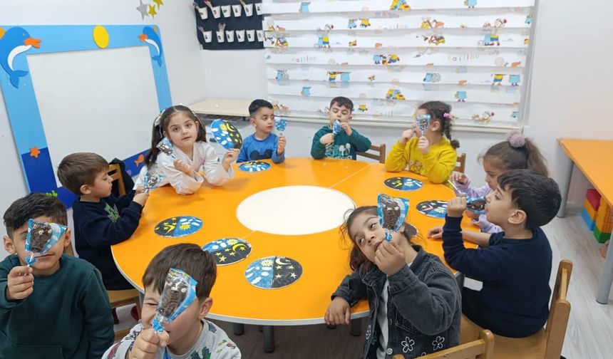 Miniklerden Renkli Keşif: Gece ve Gündüzü Boyayarak Öğrendiler