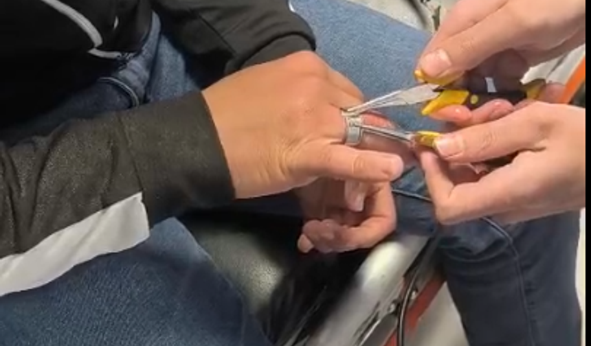 Parmağındaki Metal Panik Yarattı! İtfaiye Dakikalar İçinde Kurtardı
