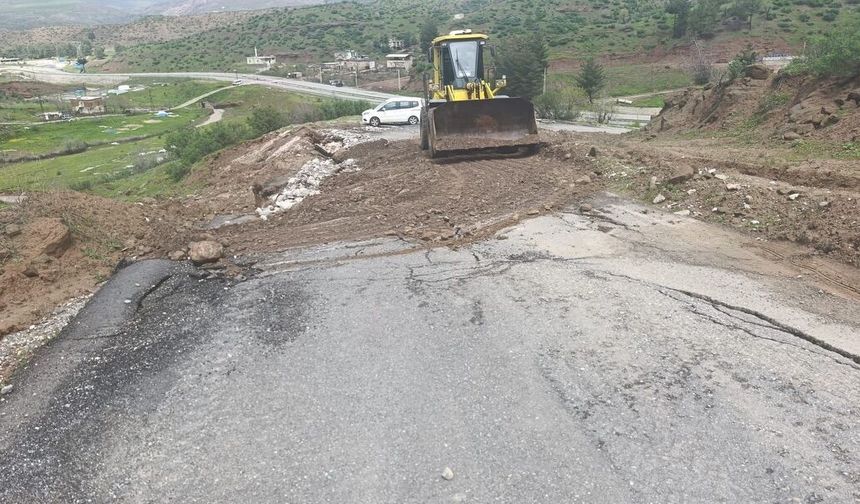 Sağanak Vurdu, Ekipler Seferber Oldu: Kozluk’ta Yollar Tek Tek Açılıyor