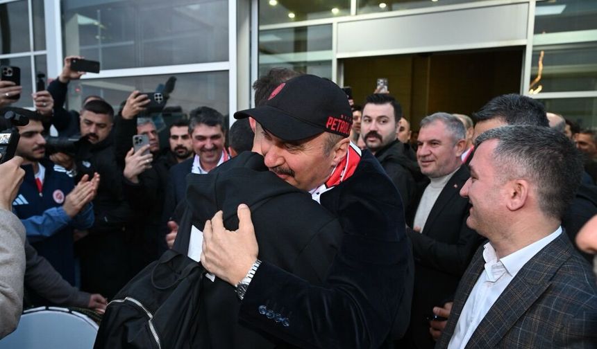 Şampiyon Petrolspor’a  Jest: Vali Canalp Hangi Marka Telefonu Müjdeledi?