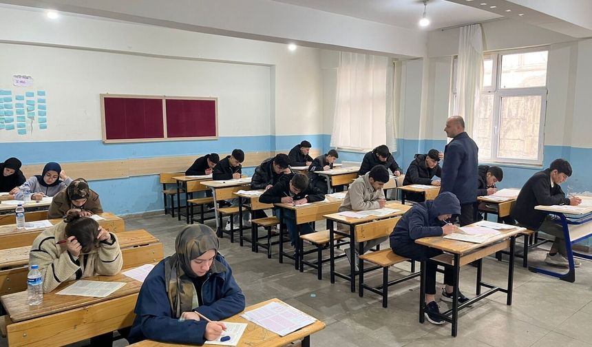 Sason’da Umre Ödüllü Bilgi Yarışması: Gençler Manevi Bilgide Yarıştı